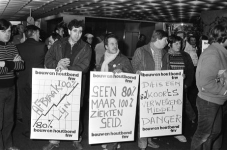 Protest bouwvakkers tegen verlaging ziekengeld in kantoor van SFB ( Sociale Fond, Bestanddeelnr 931-9125