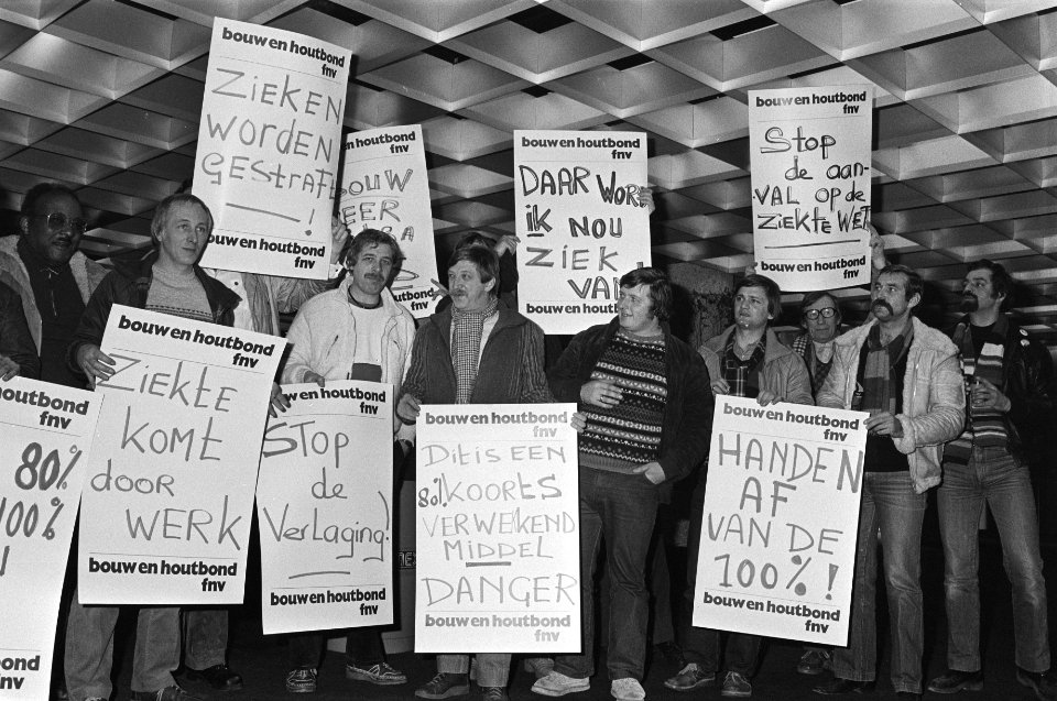 Protest bouwvakkers tegen verlaging ziekengeld in kantoor van SFB ( Sociale Fond, Bestanddeelnr 931-9124