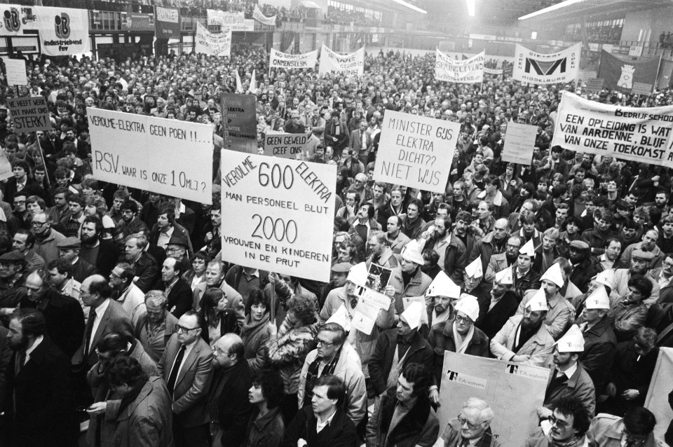 Protesterende werknemers met spandoeken in de Energiehal, Bestanddeelnr 932-4934