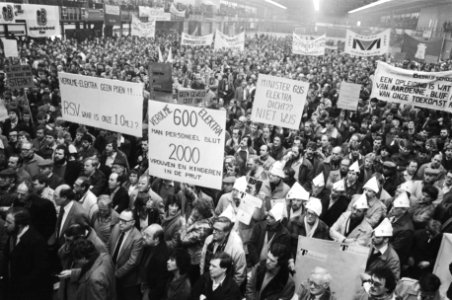 Protesterende werknemers met spandoeken in de Energiehal, Bestanddeelnr 932-4934