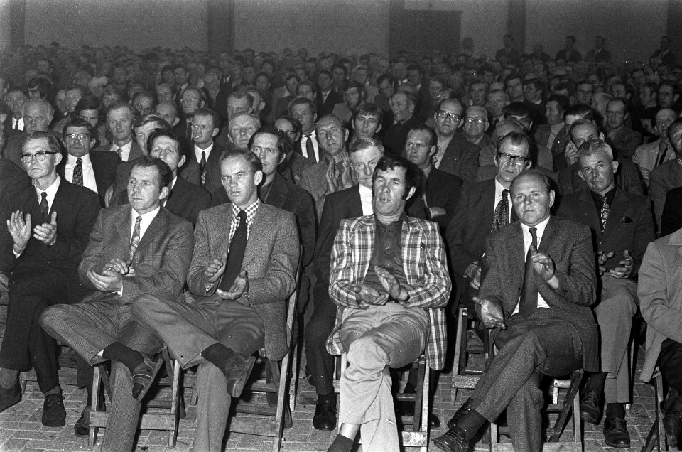 Protestbijeenkomst van boeren in Hoogeveen i.v.m. verlies door revaluatie van gu, Bestanddeelnr 926-7373