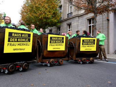 Protest of Greenpeace with coal in front of the German Chancellery 04