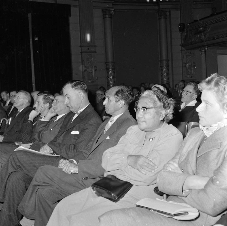 Protestbijeenkomst actie 37 in Amsterdam. Truus Coster voert het woord, v.l.n., Bestanddeelnr 909-9123