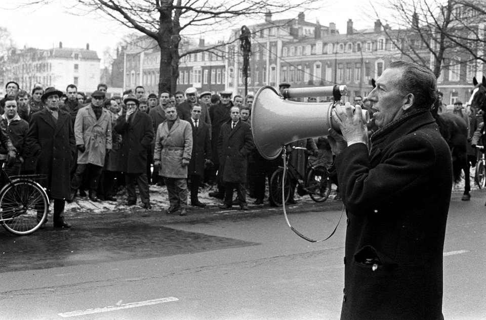 Protestoptocht van 1000 bouwvakarbeiders voor koudetoeslag in Amsterdam, Bestanddeelnr 914-7700