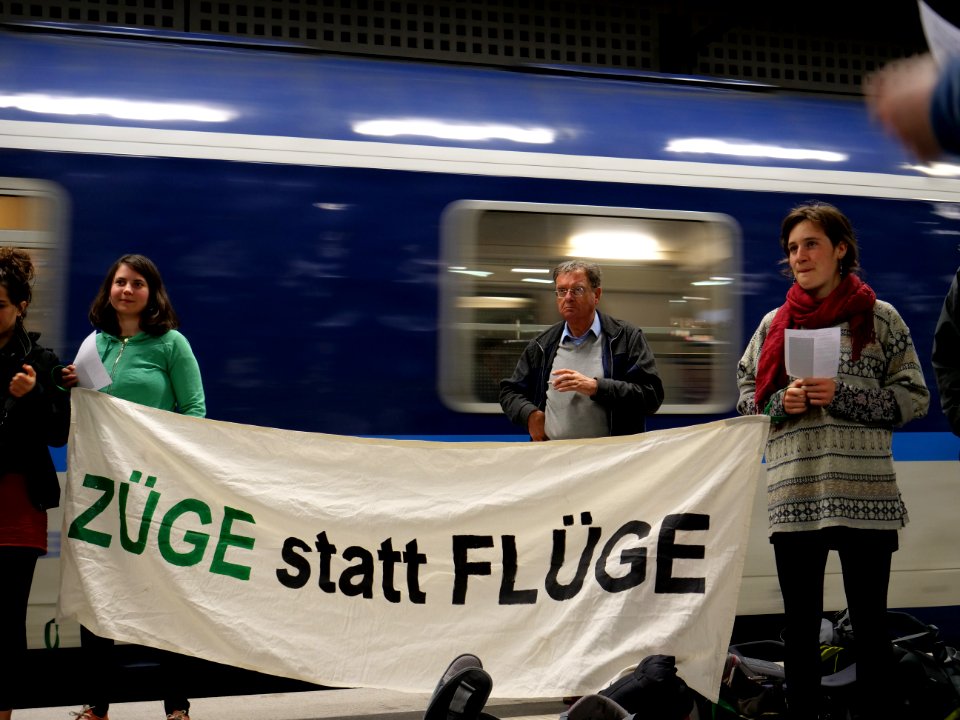 Protest for more night-trains in the Berlin main-station 07