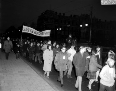 Protestmars met leuzen tegen Amsterdamse politie-beleid door jeugdorganisaties, Bestanddeelnr 919-0253
