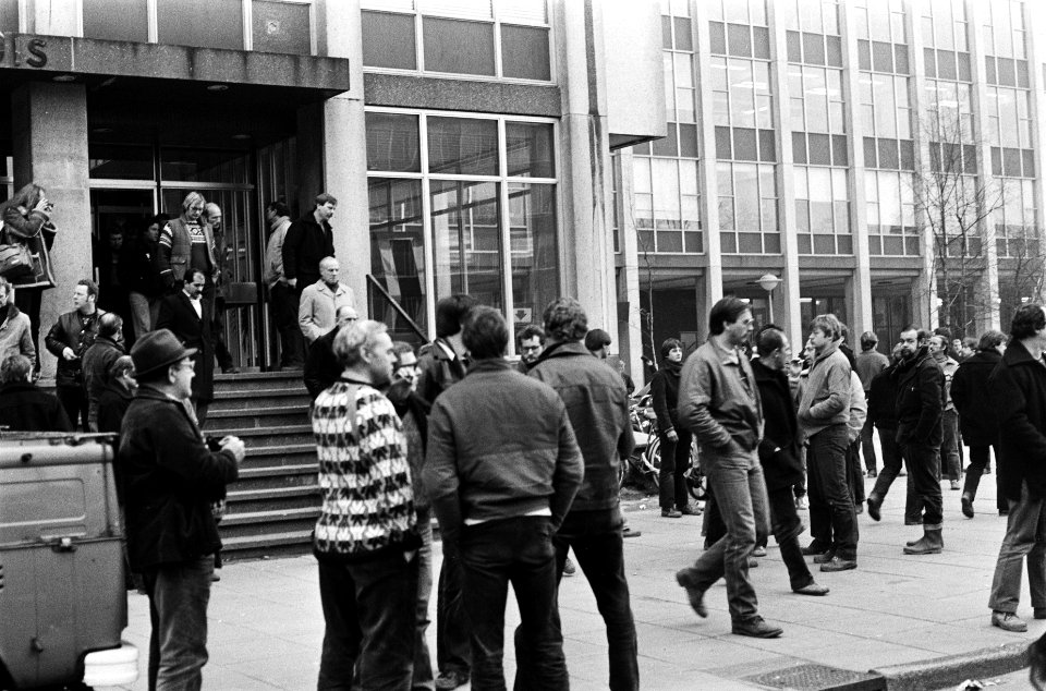 Protestbijeenkomst van gemeenteambtenaren in Wibauthuis in Amsterdam tegen plann, Bestanddeelnr 932-0000