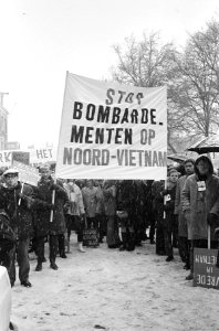 Protestmars in Amsterdam van diverse jongeren-organisatie tegen oorlog in Vietna, Bestanddeelnr 918-7726
