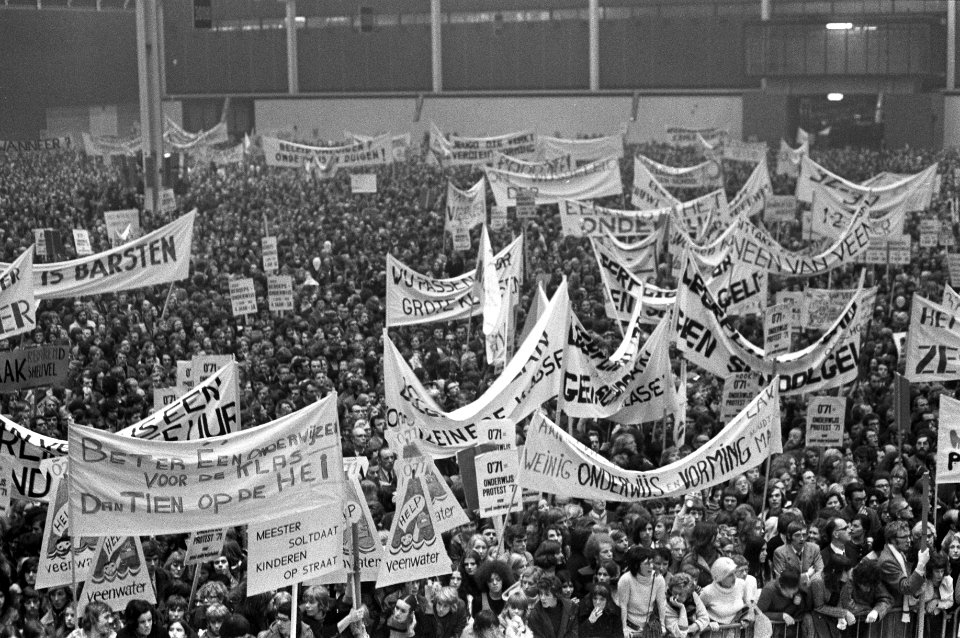 Protestdemonstratie van onderwijzers tegen onderwijsbeleid regering in Irenehal , Bestanddeelnr 925-1902