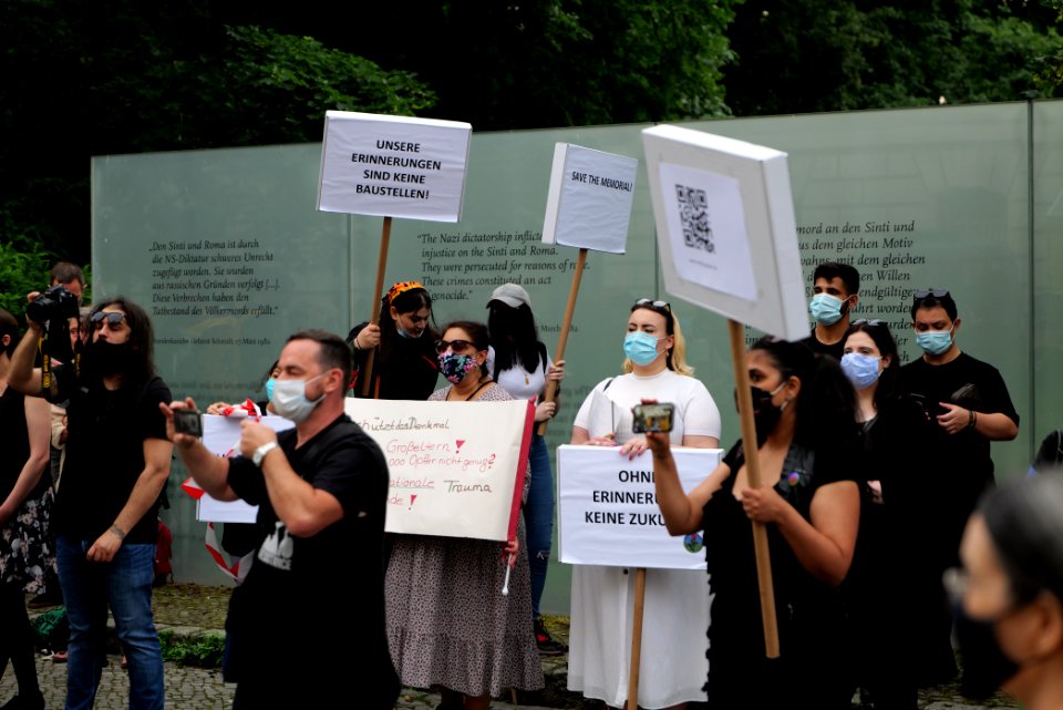 Protest for the Sinti and Roma memorial Berlin 2020-06-13 01