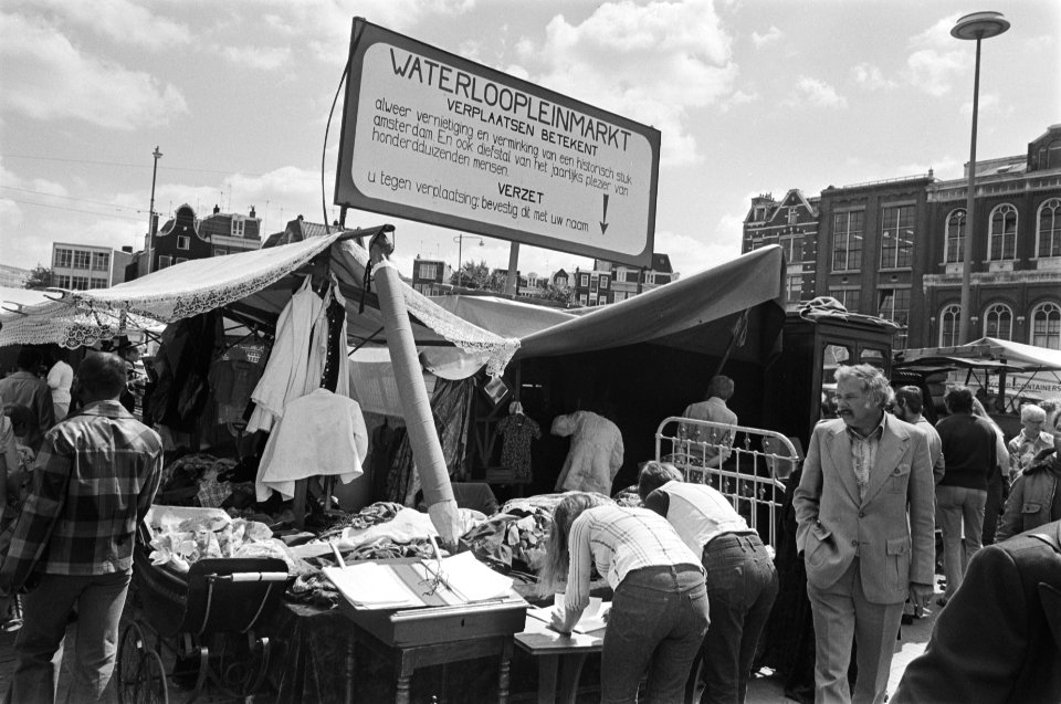 Protestbord tegen verplaatsing markt op Waterlooplein, Amsterdam, Bestanddeelnr 928-7132