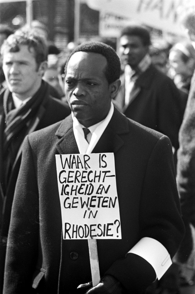 Protestmars Afrikaanse studenten tegen regime. Een student met bord, Bestanddeelnr 921-1755