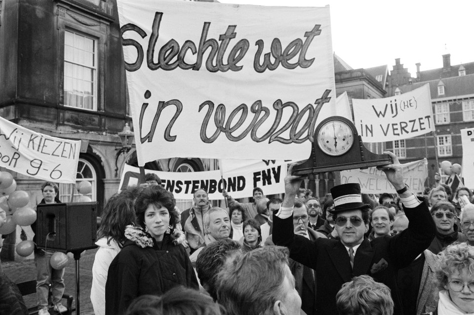 Protesterende winkeliers met spandoeken en een pendule, Bestanddeelnr 934-4064