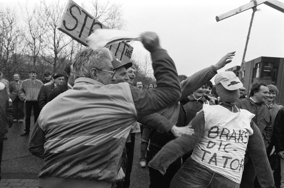 Protest boeren tegen mestheffing in Assen boze boeren koelen woede op pop die m, Bestanddeelnr 934-2024