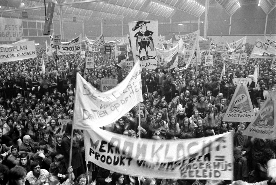 Protestdemonstratie van onderwijzers tegen onderwijsbeleid regering in Irenehal , Bestanddeelnr 925-1901