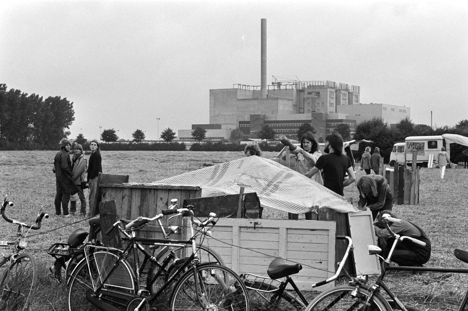 Protest bij snelle kweekreactor Kalkar ( West Duitsland )actievoerders bouwden h, Bestanddeelnr 931-6037