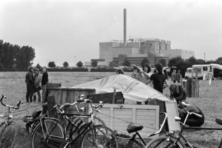 Protest bij snelle kweekreactor Kalkar ( West Duitsland )actievoerders bouwden h, Bestanddeelnr 931-6037