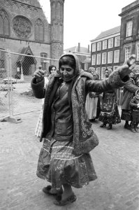 Protest van zigeuners met hun caravans op het Binnenhof i Den Haag tegen het pol, Bestanddeelnr 931-2136