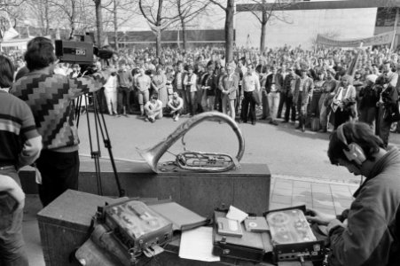 Protestbijeenkomst omroeppersoneel in Hilversum ivm afwikt CAO door minister Bri, Bestanddeelnr 933-2857