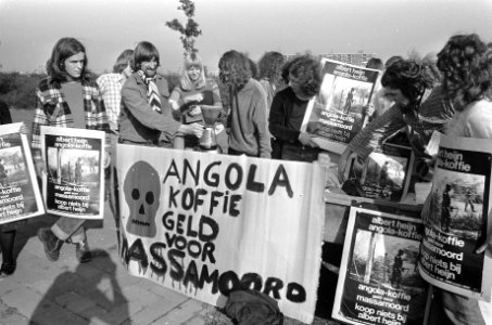 Protesten tegen koffie uit Angola bij AH-vestiging in Tilburg, Bestanddeelnr 926-7251