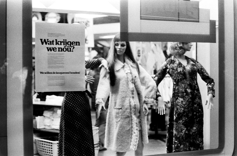 Protestbiljet van winkeliers tegen stop koopavond in Amsterdam (opdracht NOS), Bestanddeelnr 927-6649
