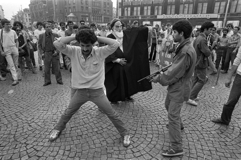 Protest Iraniers op de Dam, Amsterdam tijdens toneelstuk wordt vrouw opgehangen, Bestanddeelnr 933-0090