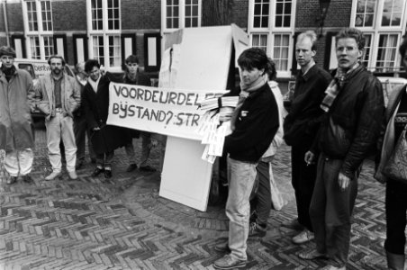 Protesten in Den Haag tegen z.g. voordeurdelersnorm jongeren waren met voordeu, Bestanddeelnr 933-1484