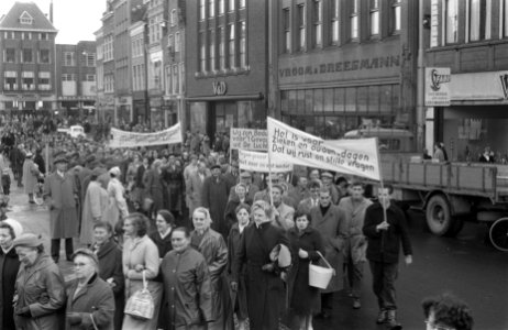 Protestdemonstratie tegen uitbreiding basis Leeuwarden protesterende bevolking v, Bestanddeelnr 911-7452