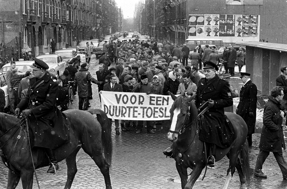 Protestoptocht van 1000 bouwvakarbeiders voor koudetoeslag in Amsterdam, Bestanddeelnr 914-7701