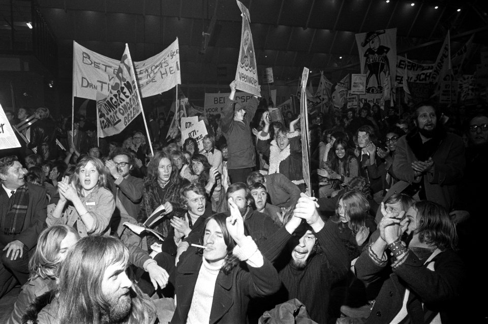 Protestdemonstratie van onderwijzers tegen onderwijsbeleid regering in Irenehal , Bestanddeelnr 925-1905