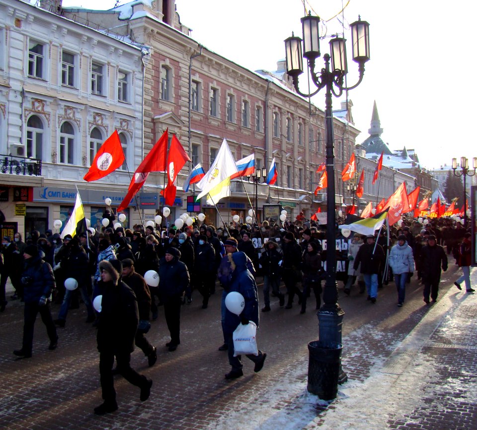Protestors march by main street of city, Nizhny Novgorod, 4 February