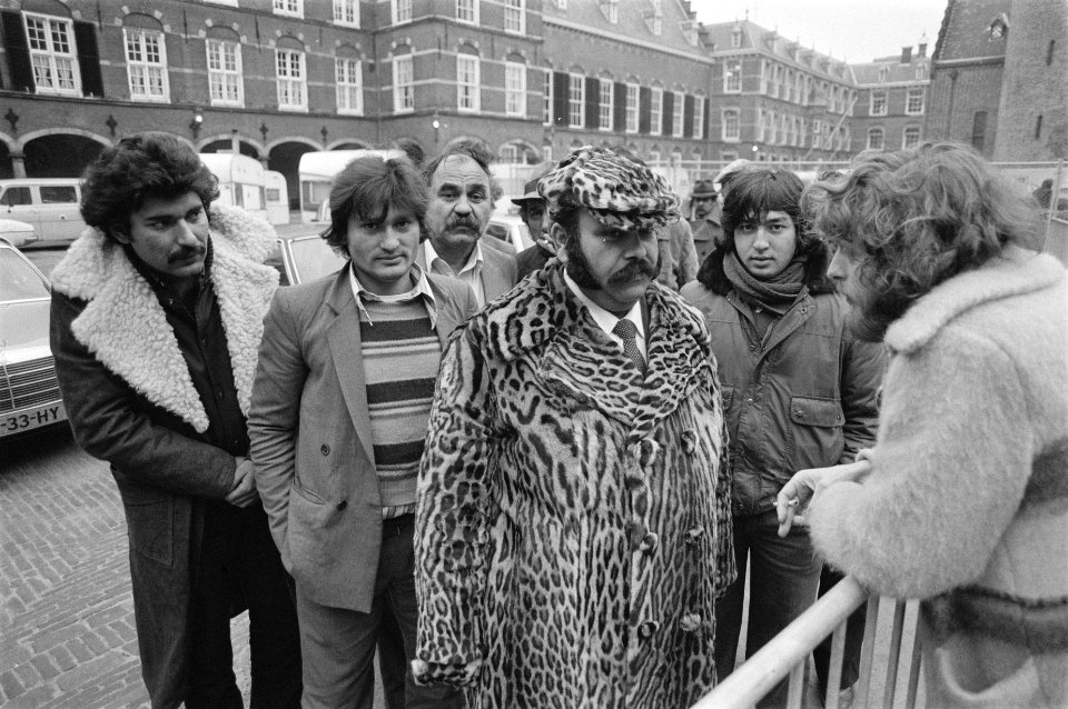 Protest van zigeuners met hun caravans op het Binnenhof i Den Haag tegen het pol, Bestanddeelnr 931-2141