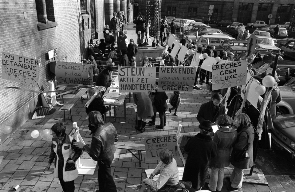 Protest creche op Beursplein Amsterdam tegen verhogen crechegelden, Bestanddeelnr 923-3247