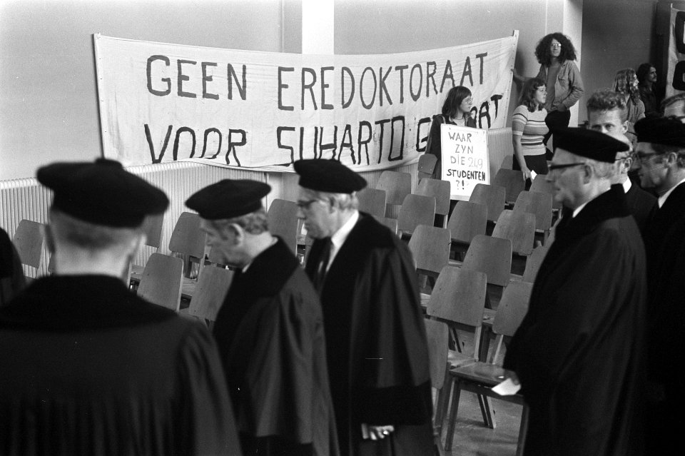Protesten tegen eredoctoraat voor Indonesische professor tijdens opening Akademi, Bestanddeelnr 925-8564