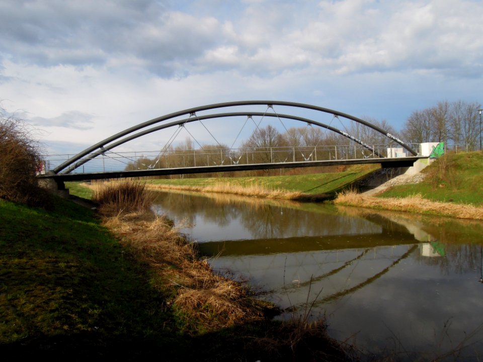 Radwegbogenbrücke über die Pleiße an der S 46 in Markkleeberg im April 2018