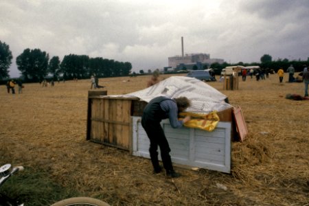 Protest bij snelle kweekreactor Kalkar ( West Duitsland ) aktievoerder bouwt hut, Bestanddeelnr 253-8575