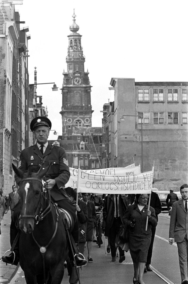 Protestmars tegen vrijlating Lages in Amsterdam, de stoet in de Jodebreestraat, Bestanddeelnr 919-4278