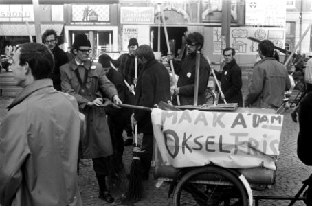 Protestoptocht van VU-studenten tegen de Vervuiling in Amsterdam met gemeenter, Bestanddeelnr 922-9442
