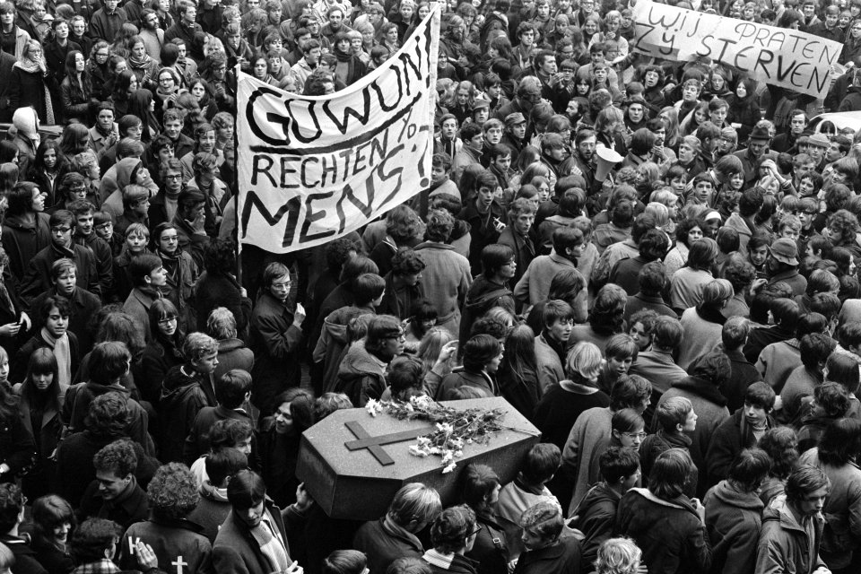 Protestmars van duizenden scholieren en studenten voor hulp aan Biafra, Den Haag, Bestanddeelnr 923-1638
