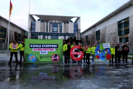 Protest during German government decision about the coal power usage at the chancellery 2020-01-29 05