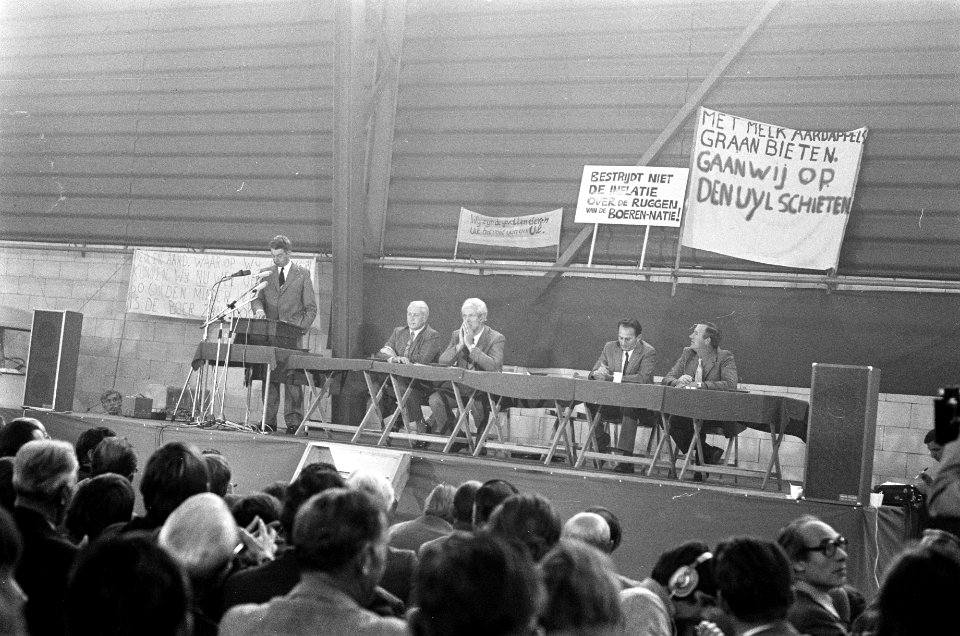 Protestbijeenkomst van boeren in Hoogeveen i.v.m. verlies door revaluatie van gu, Bestanddeelnr 926-7372