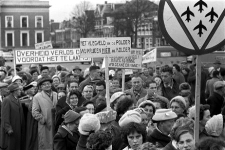 Protestdemonstratie tegen uitbreiding basis Leeuwarden protesterende bevolking v, Bestanddeelnr 911-7455