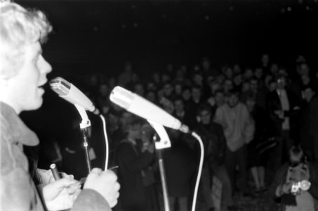 Protestmars tegen Amsterdamse politiebeleid door jeugdorganisatie, Rob Stolk aan, Bestanddeelnr 919-0300