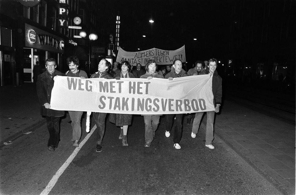 Protestbetoging in Amsterdam tegen het stakingsverbod door de rechter en aantast, Bestanddeelnr 932-0304