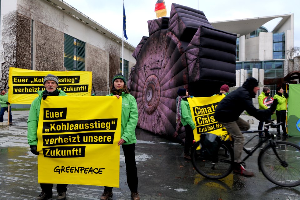 Protest during German government decision about the coal power usage at the chancellery 2020-01-29 23