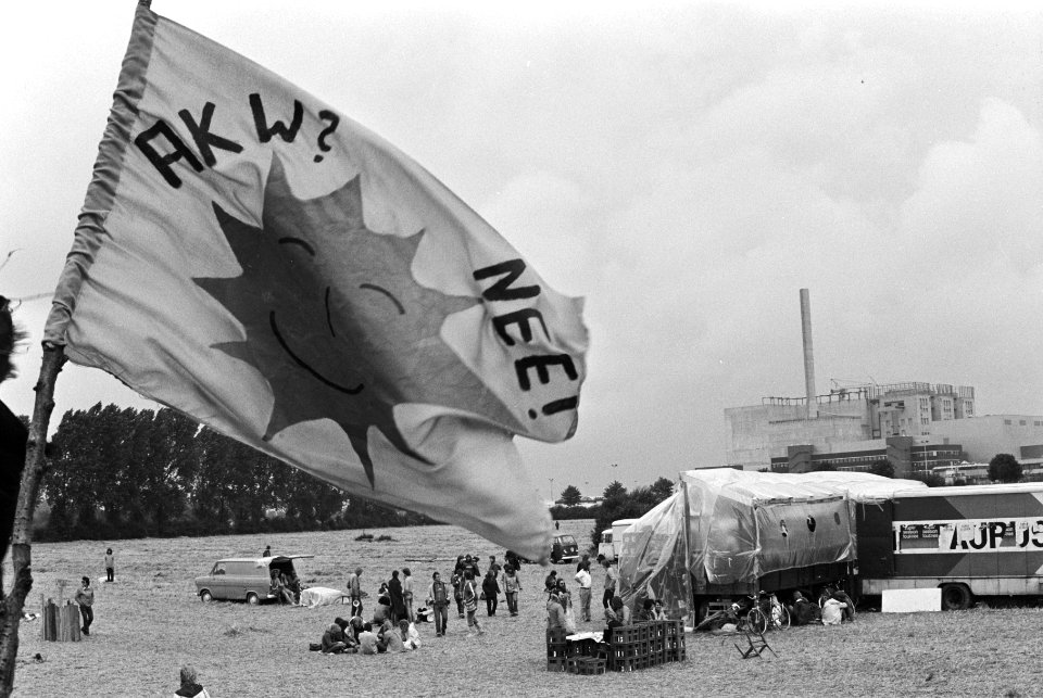 Protest bij snelle kweekreactor Kalkar ( West Duitsland ) vlag tijdens protestac, Bestanddeelnr 931-6039
