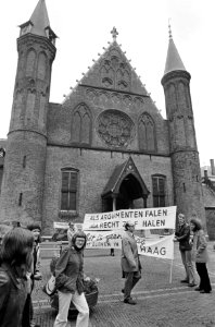 Protesterende PTT-ers op het Binnenhof, Bestanddeelnr 927-9428