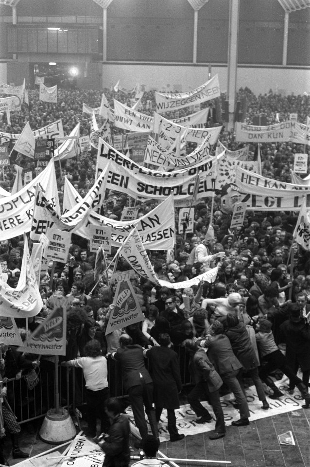 Protestdemonstratie van onderwijzers tegen onderwijsbeleid regering in Irenehal , Bestanddeelnr 925-1899