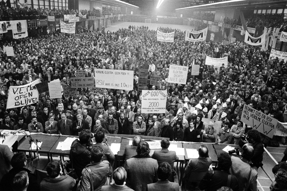 Protesterende werknemers met spandoeken in de Energiehal, Bestanddeelnr 932-4935