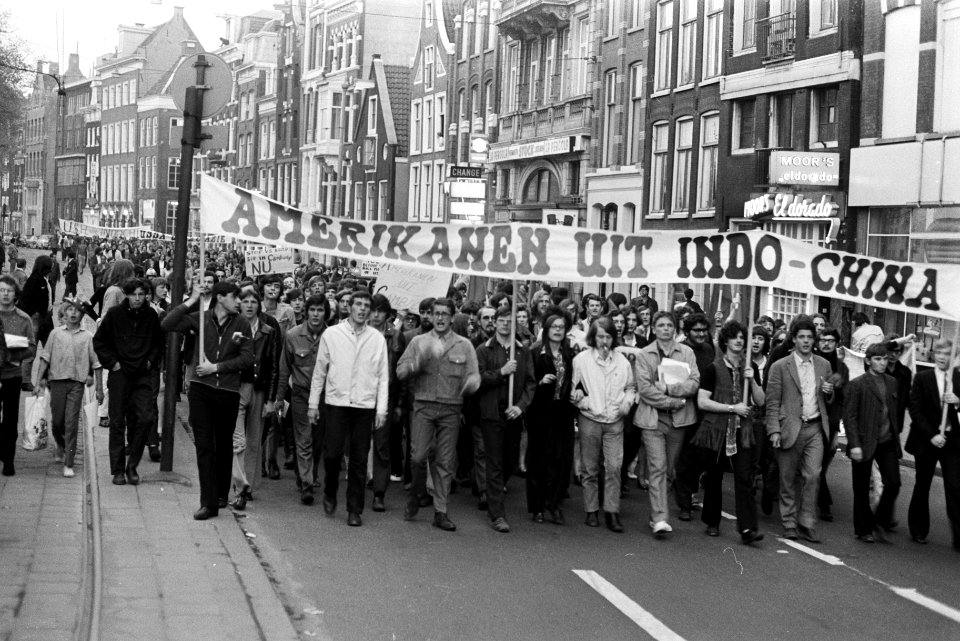 Protestdemonstratie tegen Amerikaans optreden in Cambodja in Amsterdam overzich, Bestanddeelnr 923-5082